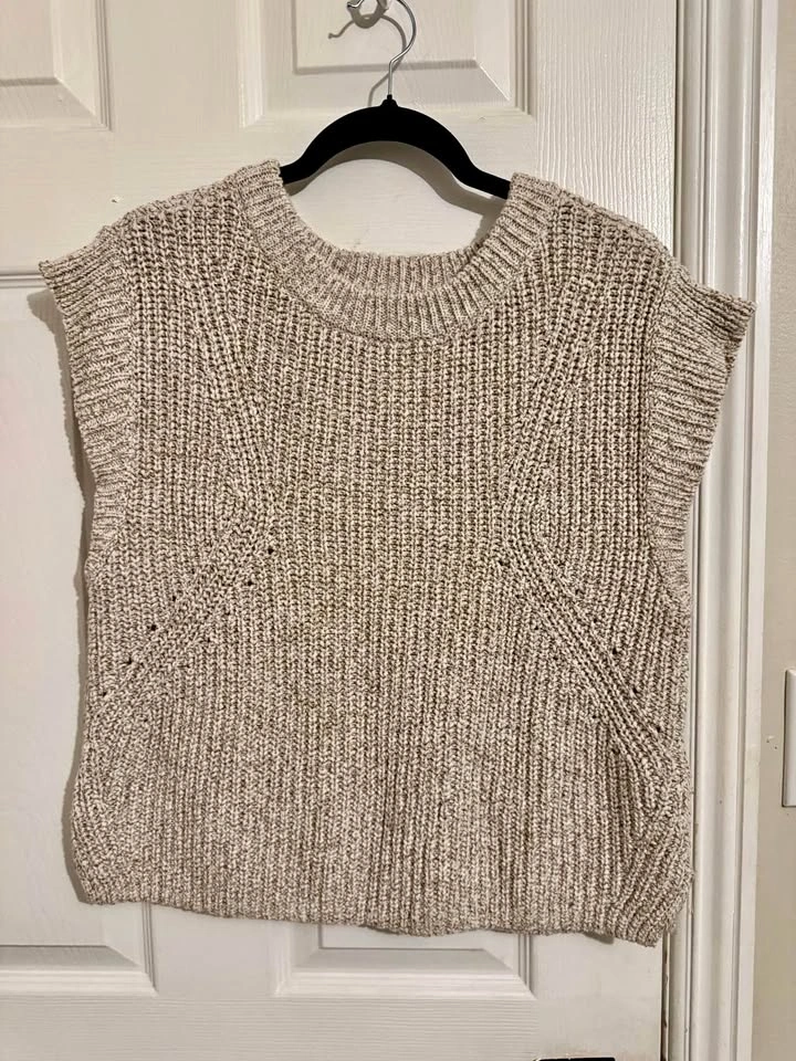 Old Navy Short-Sleeve Sweater / Medium
