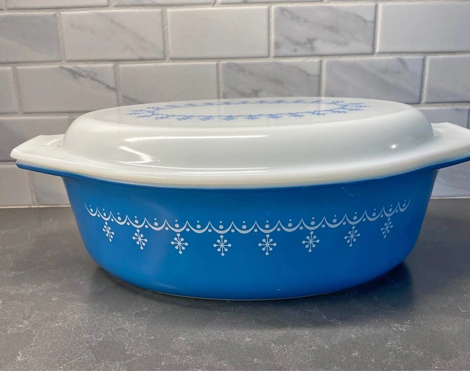 Vintage Pyrex 2 1/2 Qt Casserole Dish - Blue Snowflake Garland