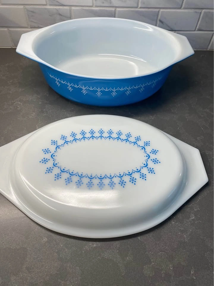 Vintage Pyrex 2 1/2 Qt Casserole Dish - Blue Snowflake Garland - photo 2