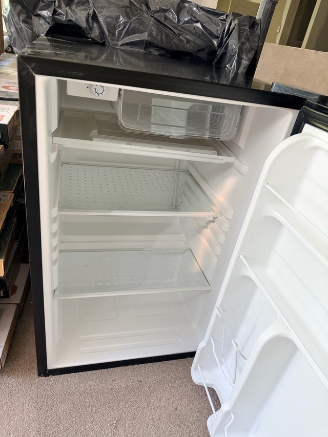 Igloo Mini Fridge - photo 2