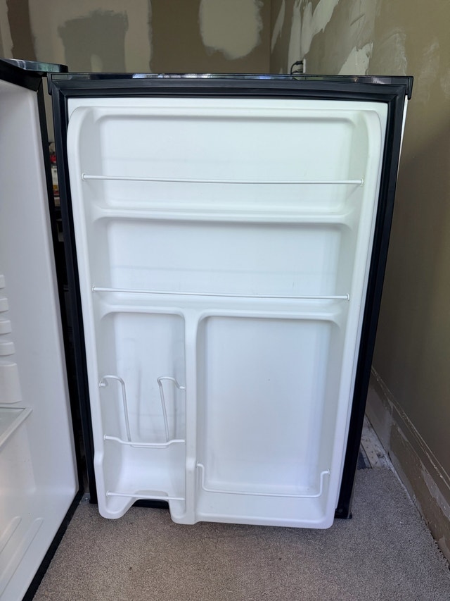 Igloo Mini Fridge - photo 3