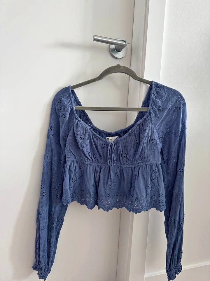 Hollister XS blue eyelet long sleeve crop top
