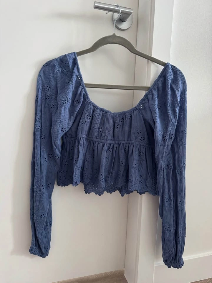 Hollister XS blue eyelet long sleeve crop top - photo 2