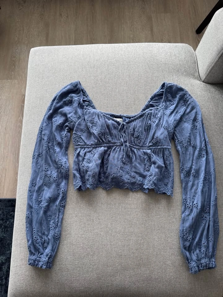 Hollister XS blue eyelet long sleeve crop top - photo 3