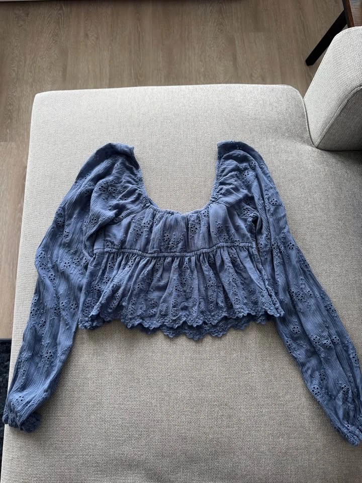 Hollister XS blue eyelet long sleeve crop top - photo 4