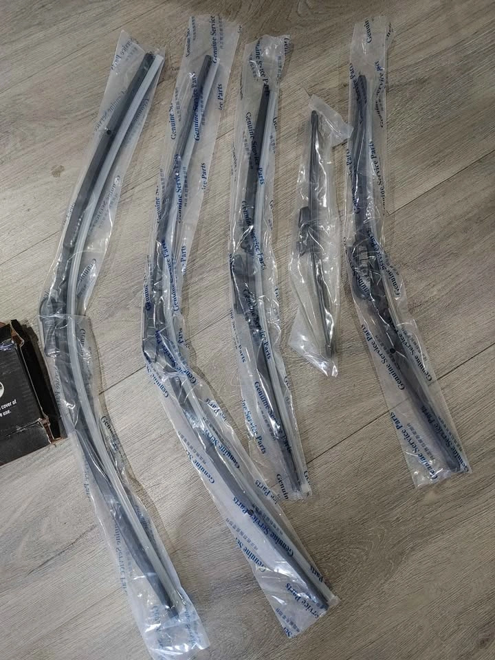 VW Taos Windshield Wipers & Floor Mats (2022-2024) - new - photo 2