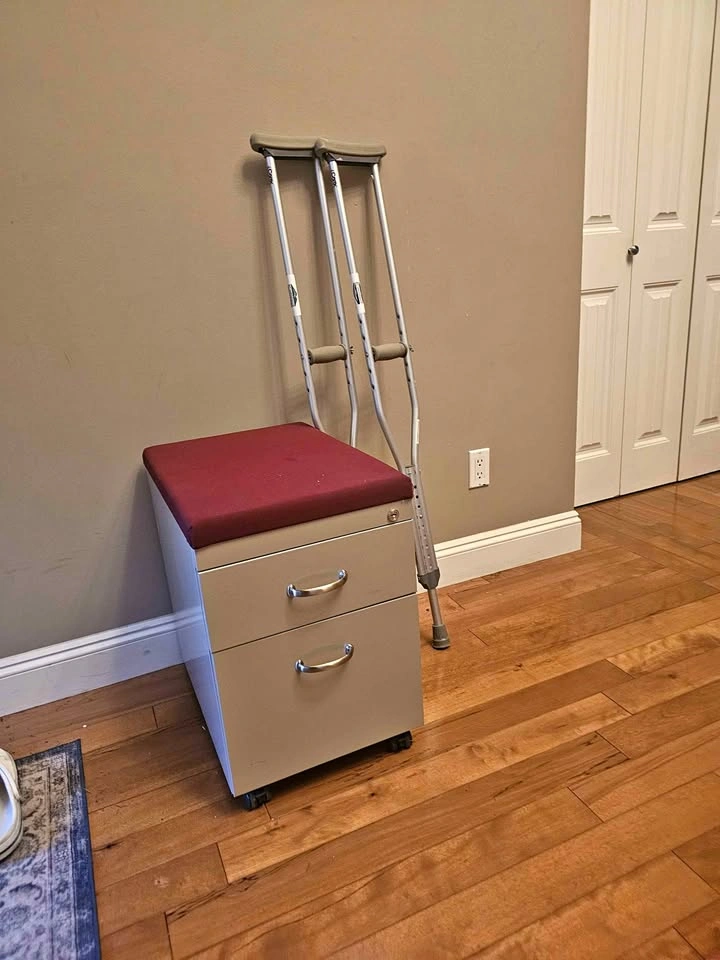 Rolling filing cabinet with seat