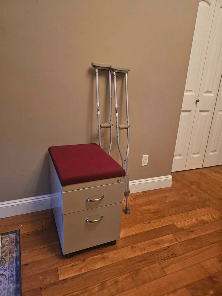 Rolling filing cabinet with seat - photo 2