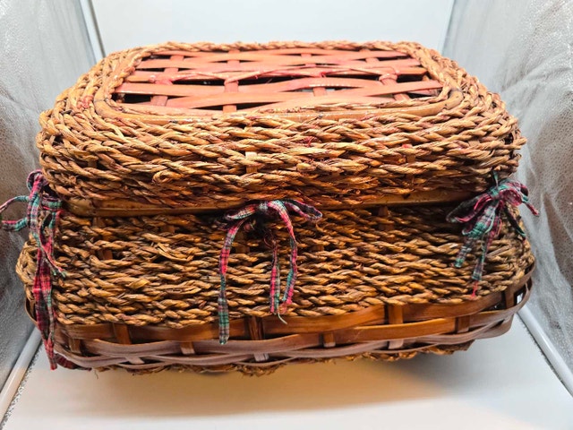 Vintage Woven Picnic Sewing Basket - photo 2