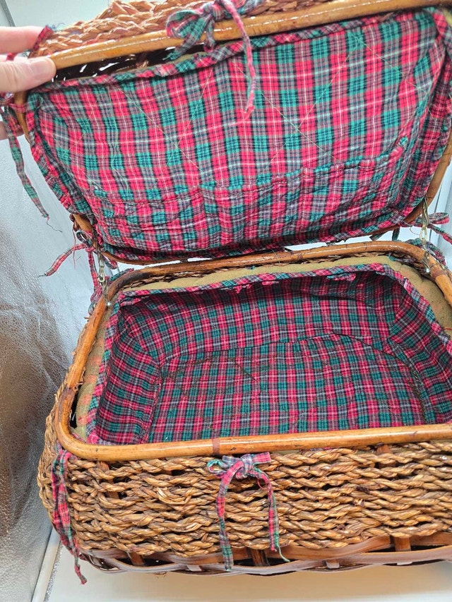 Vintage Woven Picnic Sewing Basket - photo 3