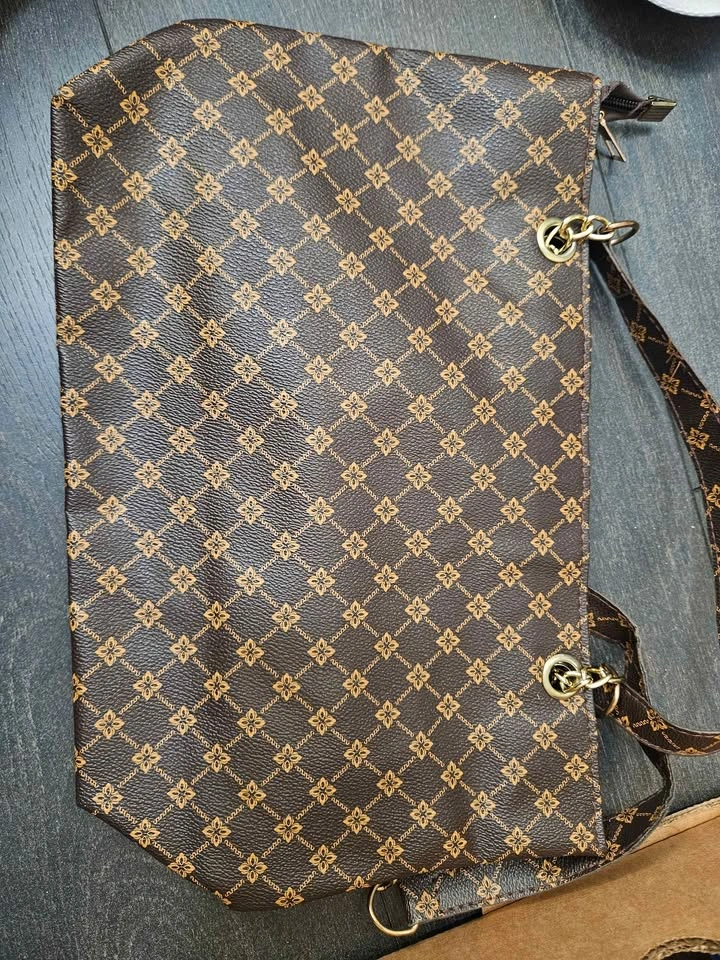 Brown patterned handbag with gold chain strap - photo 2