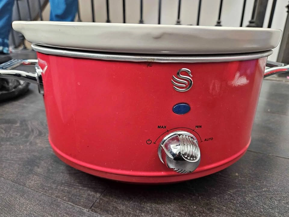 Swan Red Slow Cooker