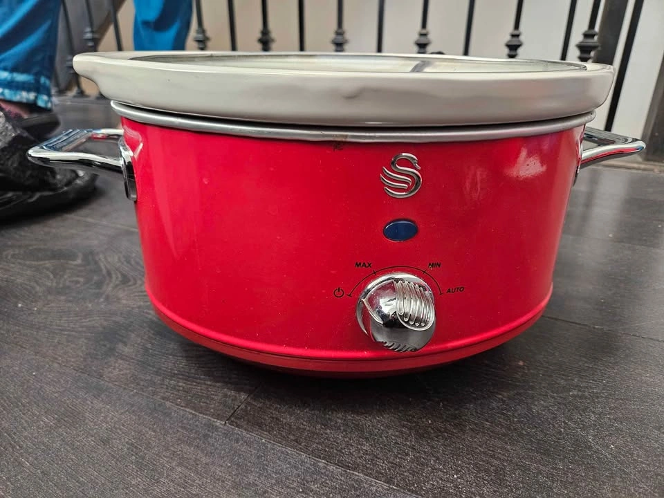 Swan Red Slow Cooker - photo 2
