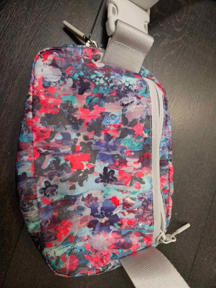 Lululemon Everywhere Belt Bag Colorful Floral Print - photo 2