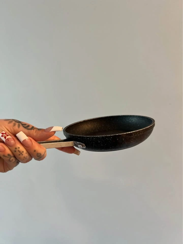 Small frying pan moving sale - photo 2
