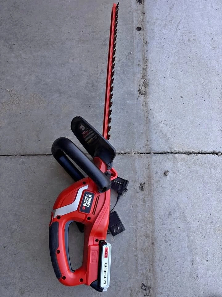 Black & Decker 20V Cordless Hedge Trimmer 22" (Battery & Charger