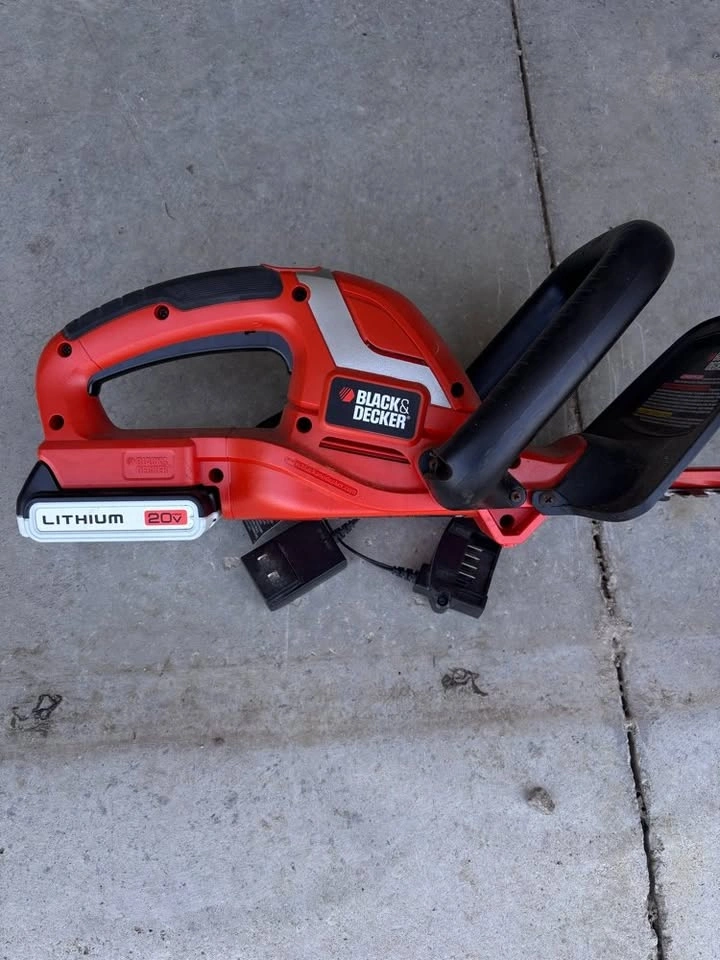 Black & Decker 20V Cordless Hedge Trimmer 22" (Battery & Charger - photo 3