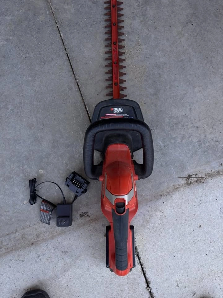 Black & Decker 20V Cordless Hedge Trimmer 22" (Battery & Charger - photo 4