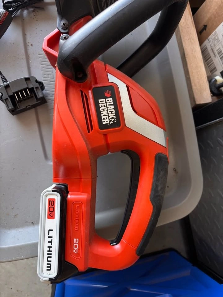 Black & Decker 20V Cordless Hedge Trimmer 22" (Battery & Charger - photo 5