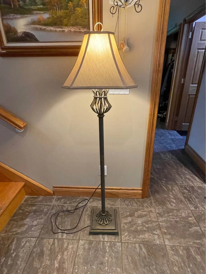 Vintage Ornate Bronze-Tone Metal Floor Lamp - photo 2