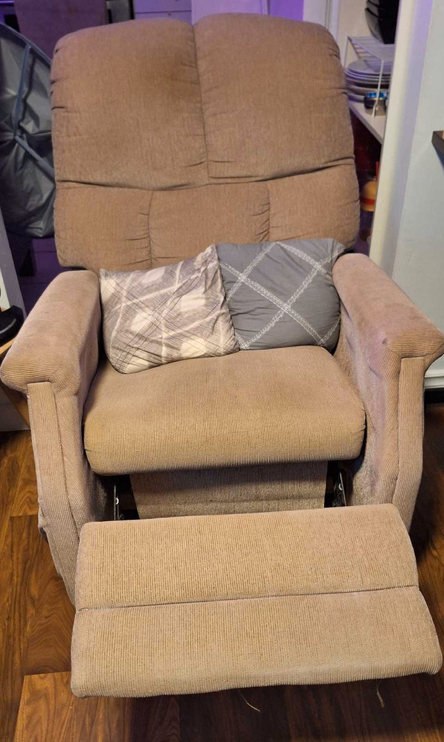 Cozy Beige Recliner - photo 3