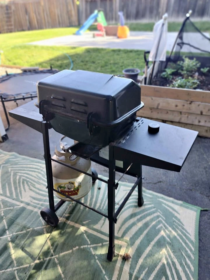 Portable gas grill + propane tank