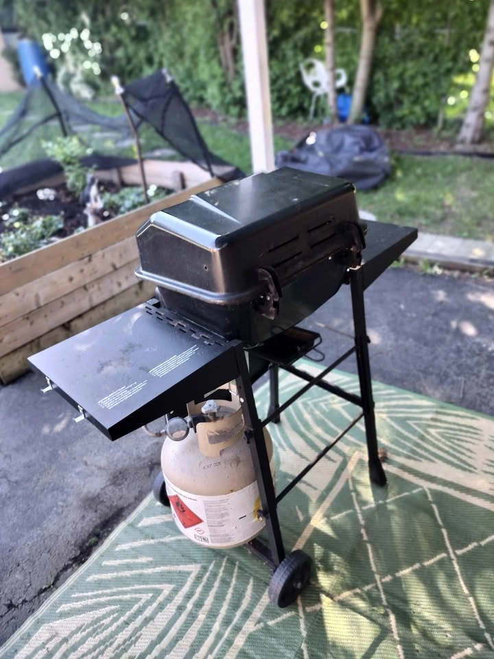 Portable gas grill + propane tank - photo 2