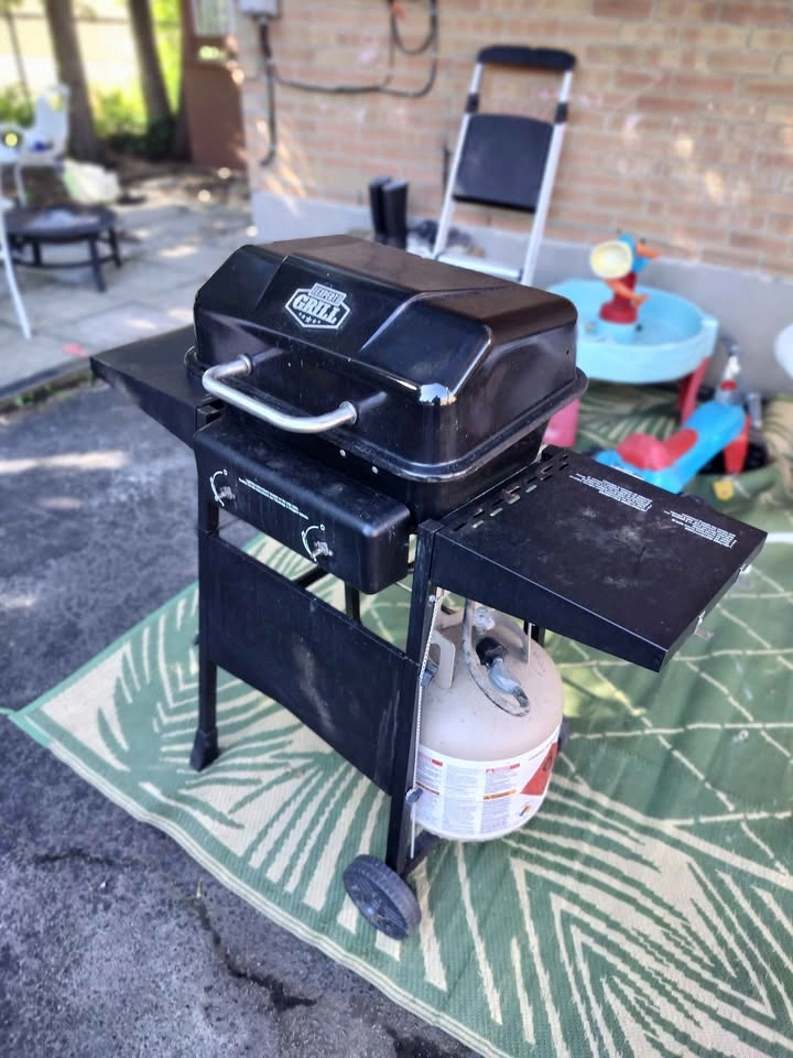 Portable gas grill + propane tank - photo 3