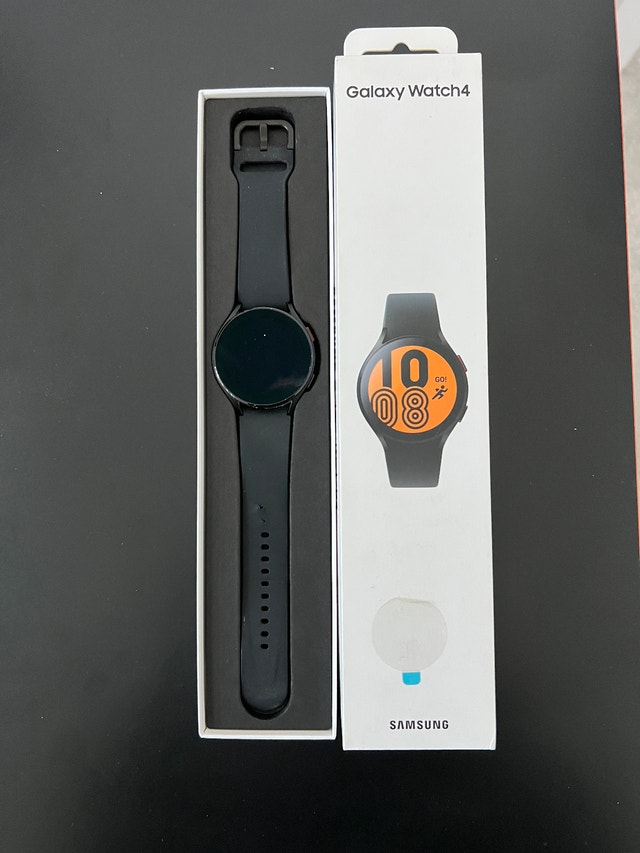 Samsung Galaxy Watch 4 (44mm) w/ Charging Pucks