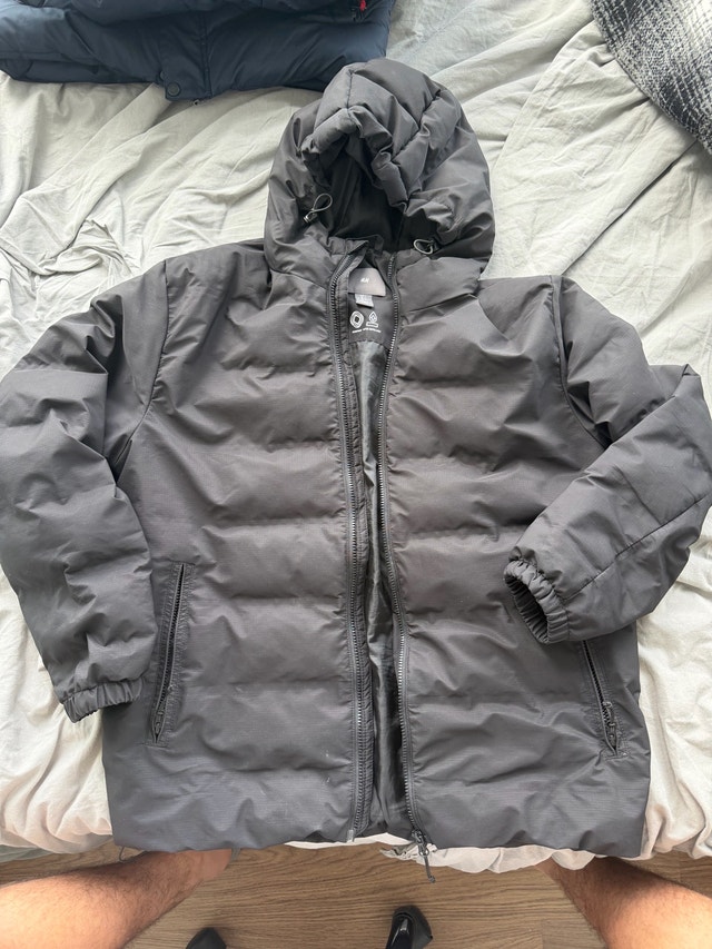 Men’s Black Puffer Jacket – Windproof & Water Repellent Size L