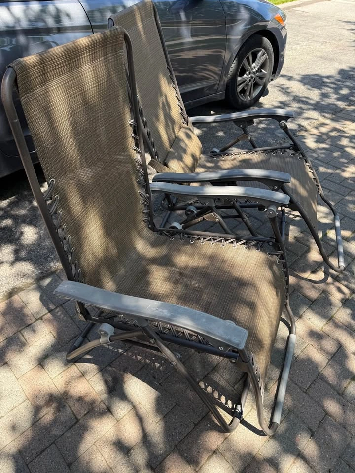 Pair of Zero Gravity Lounge Chairs - photo 2