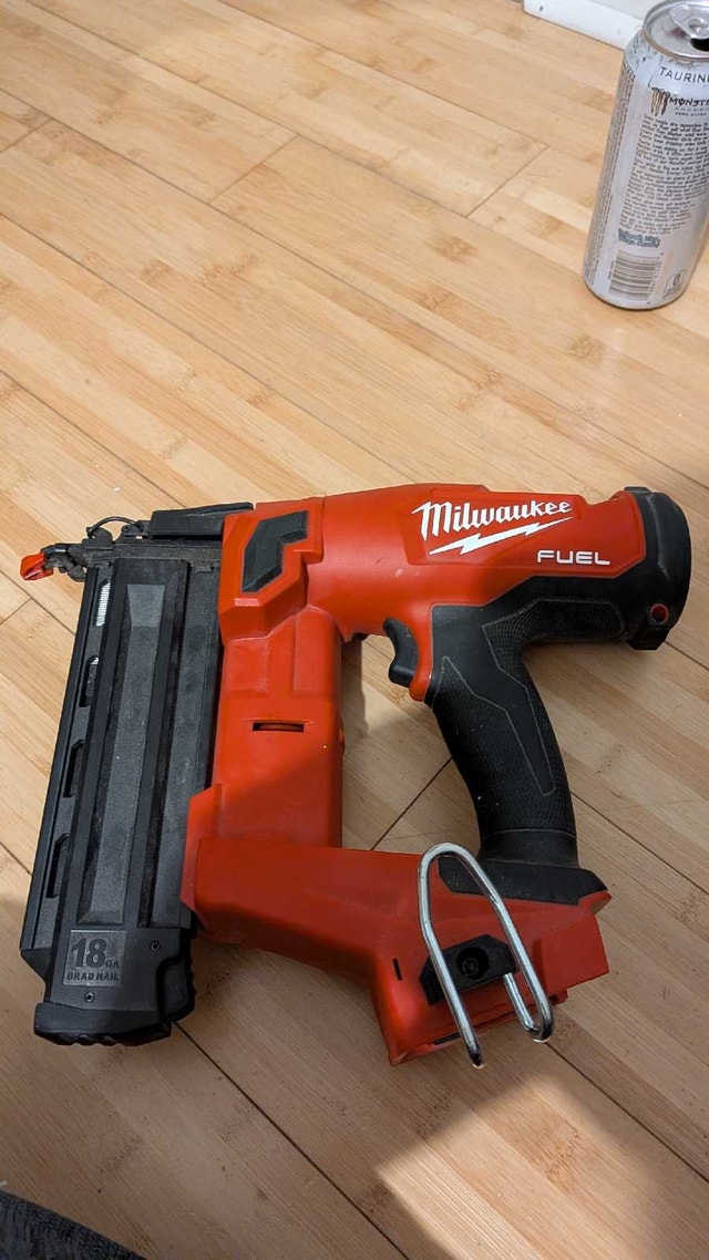 Milwaukee M18 18g Brad Nailer