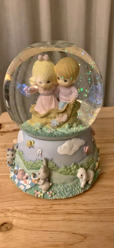 Precious Moments Ring Around The Rosie Musical Snow Globe 2001