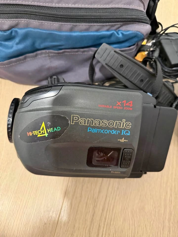 Panasonic PV-IQ205 VHS-C Palmcorder IQ Camcorder w/ Charger Batt
