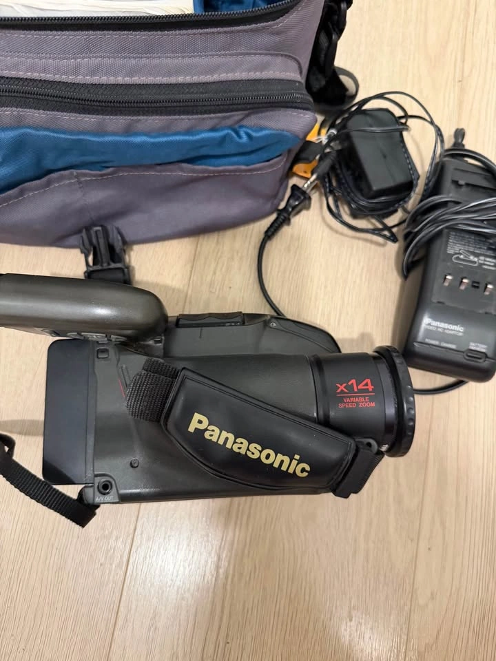 Panasonic PV-IQ205 VHS-C Palmcorder IQ Camcorder w/ Charger Batt - photo 3