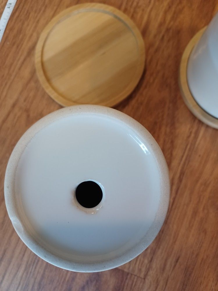 6 White Ceramic Planter Pots With Wooden Catch Basins - photo 5