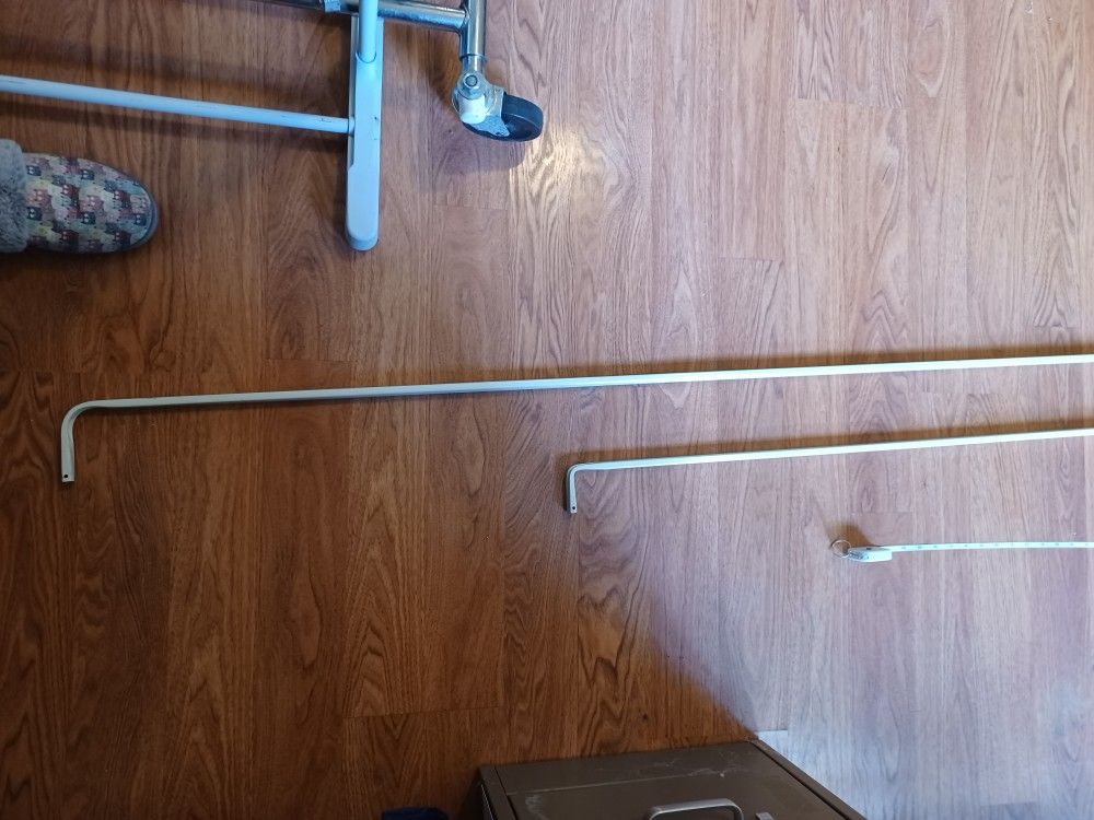 White Metal Expandable Curtain Rods - photo 5
