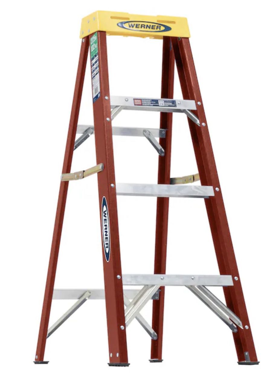 Werner 4-ft Fiberglass Step Ladder (225 lbs Capacity)