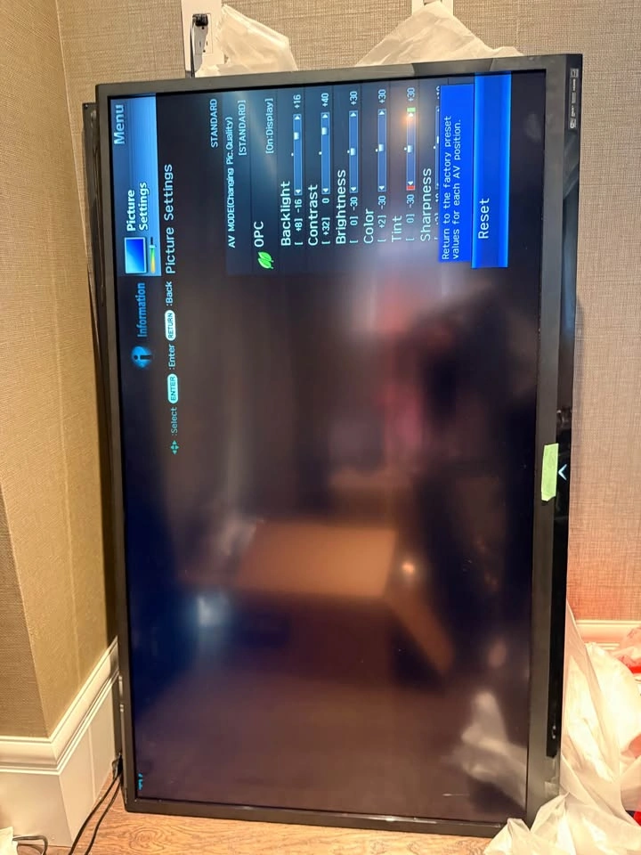 60” Sharp Aquos TV - photo 4