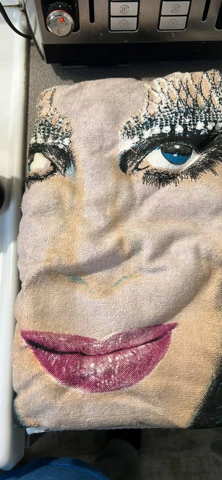 Cher Dressed to Kill bag, towel and mug - photo 2