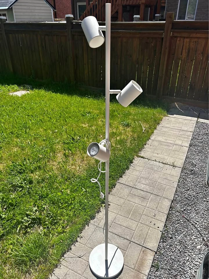 Modern 3-Head Floor Lamp – Adjustable Spotlights – White