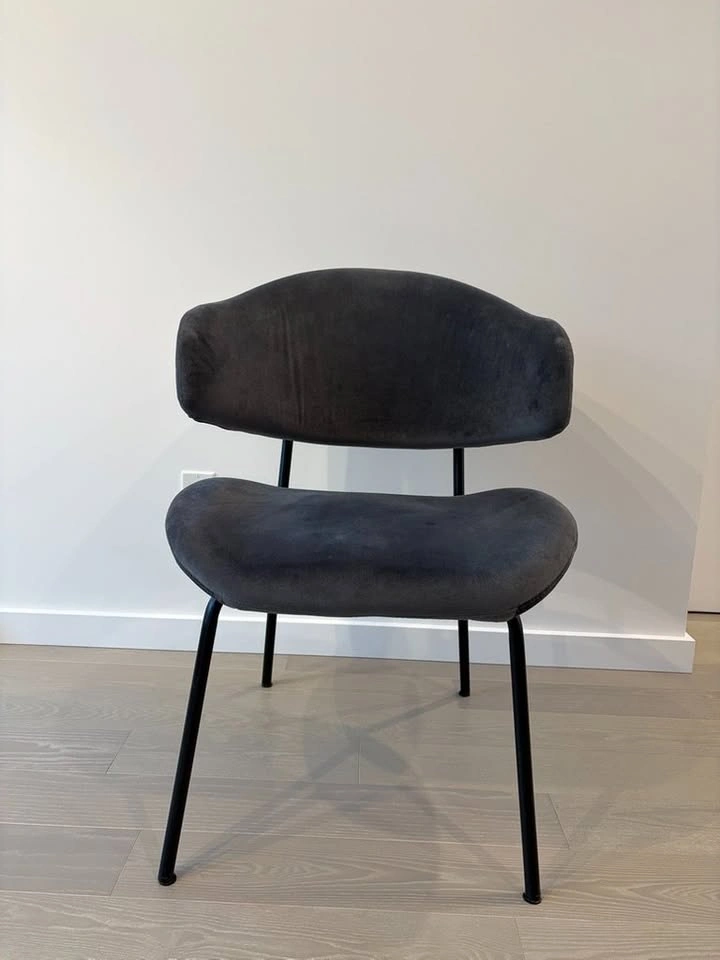 Modern Velvet Accent Chair - Sleek Minimalist Design - photo 4