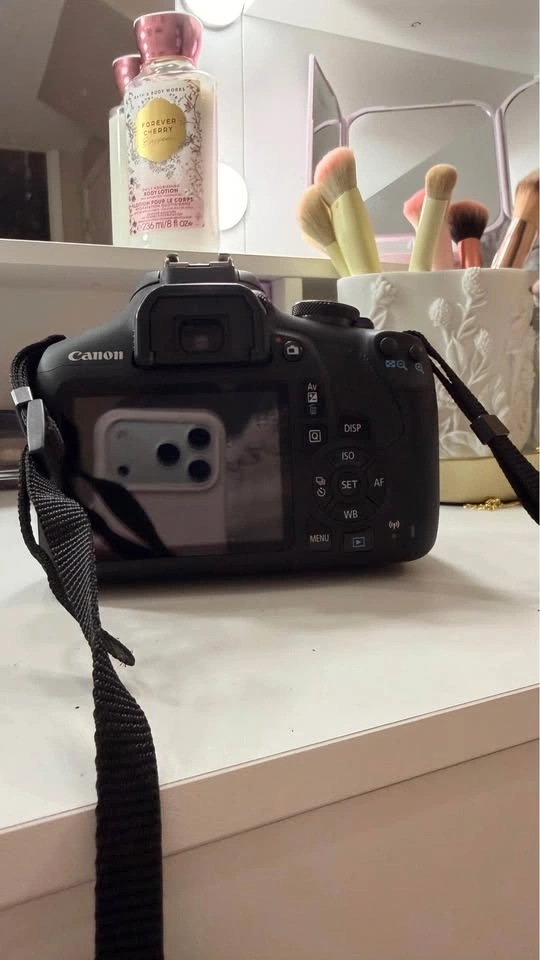 Canon EOS 2000D - photo 3
