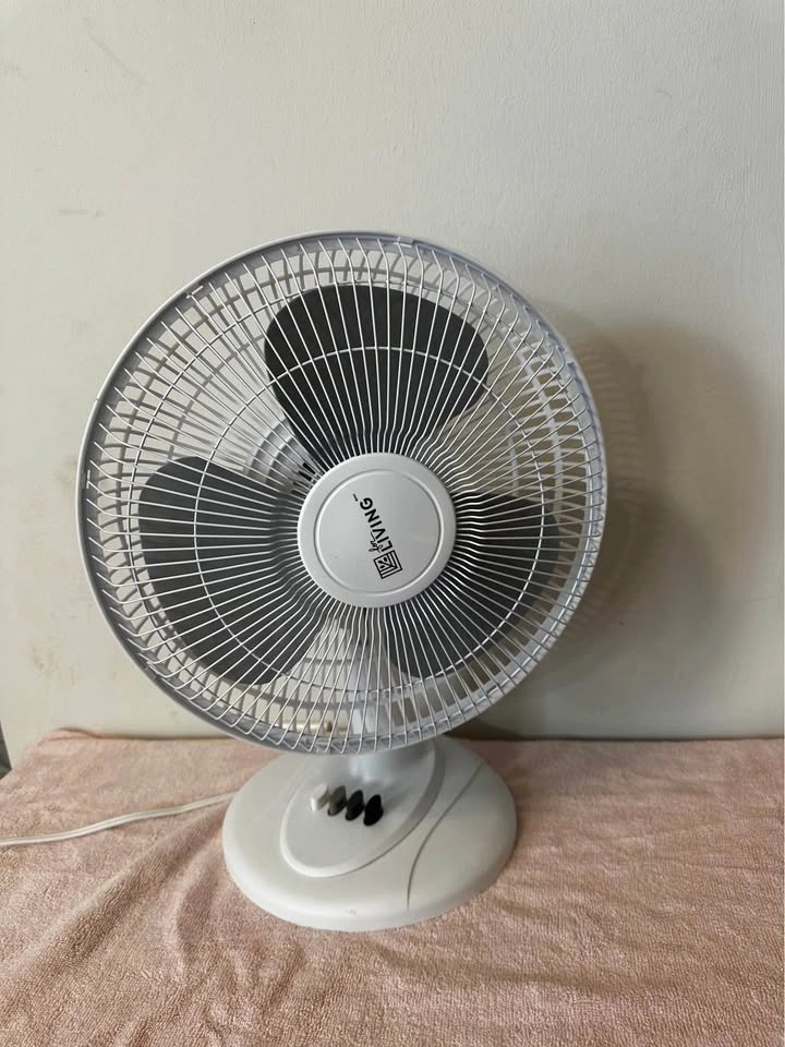 for LIVING 12" Oscillating Desk Fan - photo 2