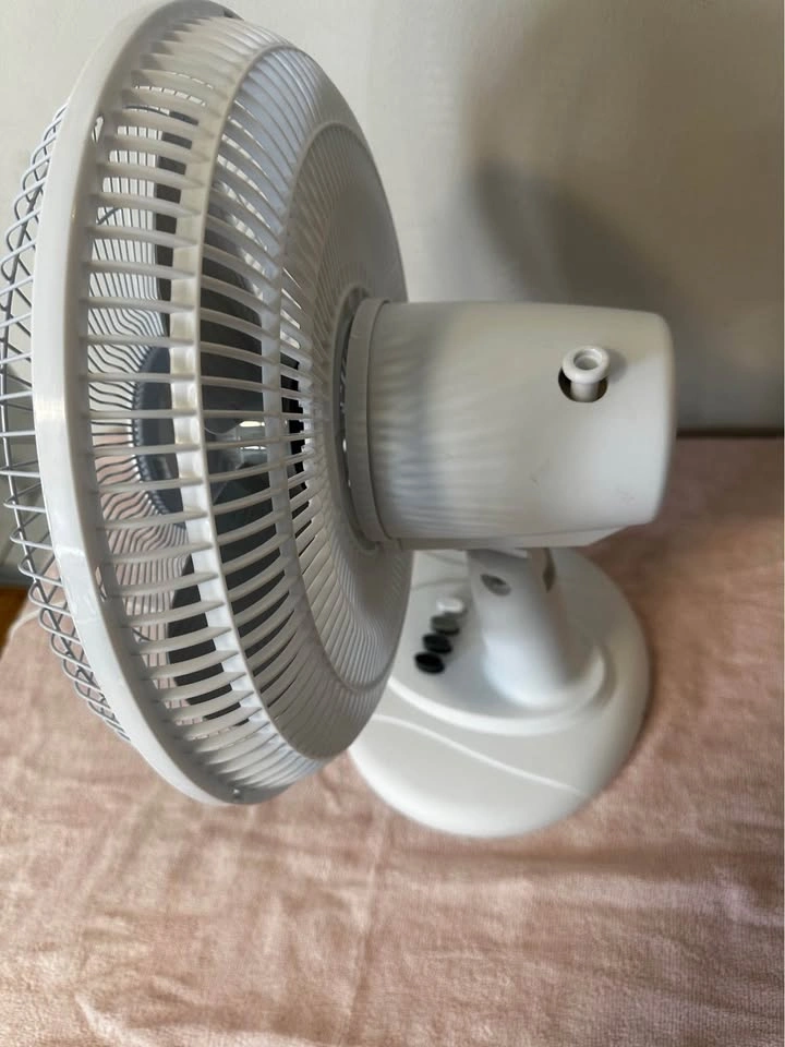 for LIVING 12" Oscillating Desk Fan - photo 4