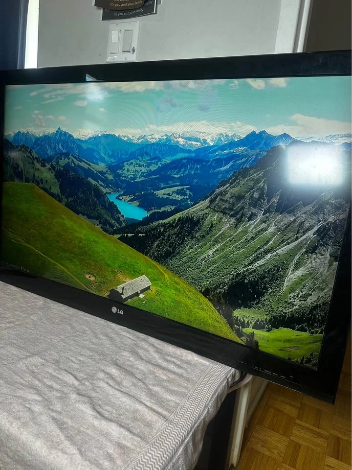 Old Lg 47-Inch LCD TV - photo 2