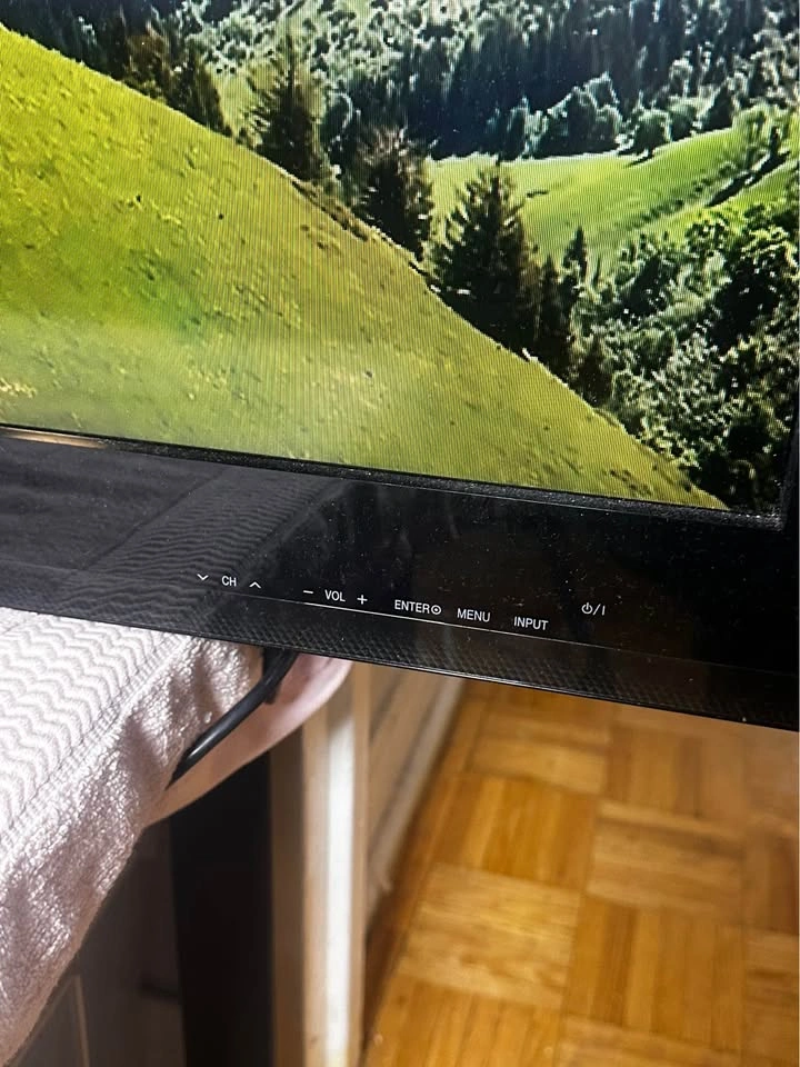 Old Lg 47-Inch LCD TV - photo 3