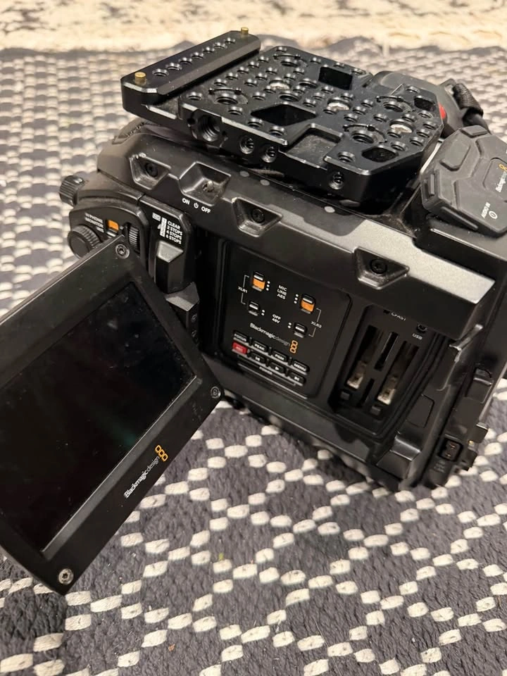 Ursa Mini Pro 4.6k G1 EF with DaVinci Resolve & Accessories - photo 3