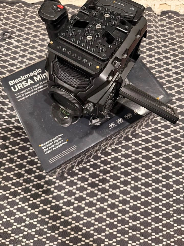 Ursa Mini Pro 4.6k G1 EF with DaVinci Resolve & Accessories - photo 5