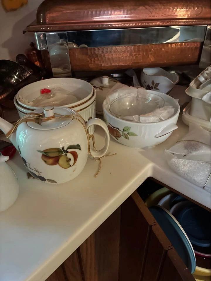 Royal Worcester Evesham Gold China and stemware - New!! - photo 5
